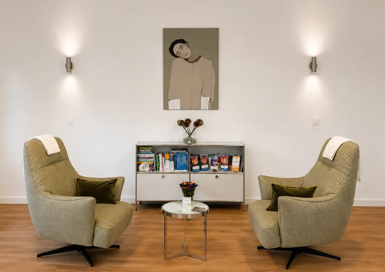 Praxisraum von Dipl.-Psych. Agnieszka Bezler in Ahrensburg mit zwei Sesseln und ruhiger Gesprächsatmosphäre.